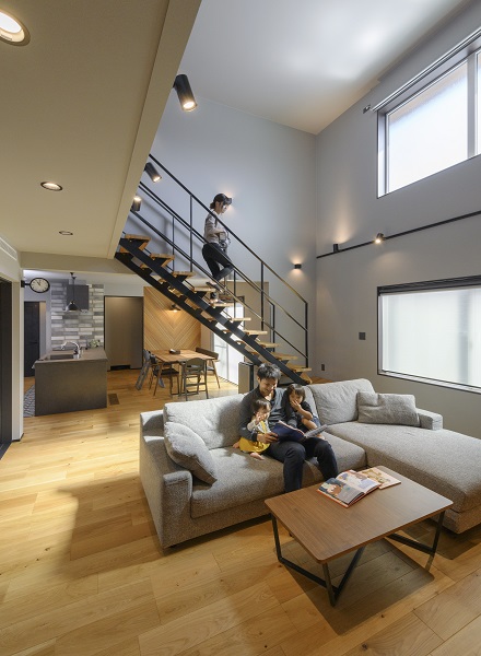 デザインと機能性を両立したシアタールームのある家